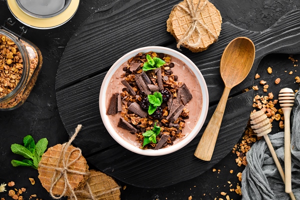 fresh breakfast with yogurt granola chocolate and berries in a bowl top view free space for your - Постный шоколадный смузи-боул