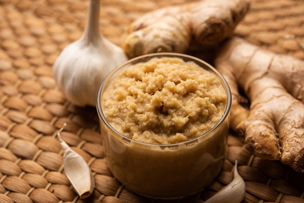 fresh ginger and garlic paste or adrak lahsun puree in a ceramic bowl selective focus - Правила приготовления смузи-боулов