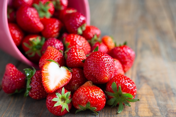 fresh strawberries on wooden table - Постный смузи-боул с бананом, киви, клубникой, голубикой