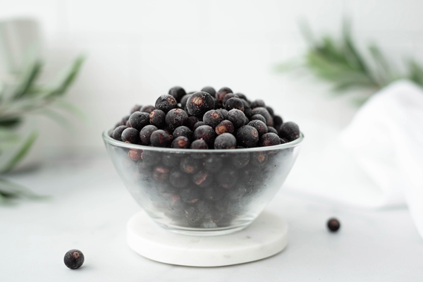 frozen blackcurrant berries in a glass bowl - Постный смузи-боул из банана, чёрной смородины и клубники