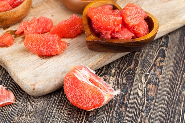 sour ripe grapefruit peeled and divided into slices pink grapefruit ready to eat close up - Постный малиновый смузи-боул