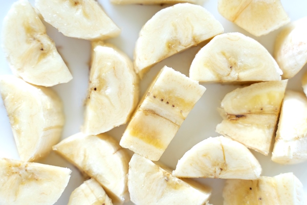 banana cut into pieces on a white background fruit background - Смузи-боул с зелёным чаем