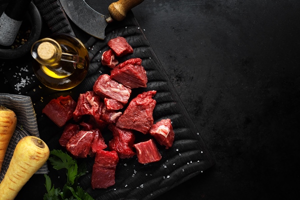 beef chunks with ingredients served on table - Консервированная тушёная говядина с овощами в автоклаве
