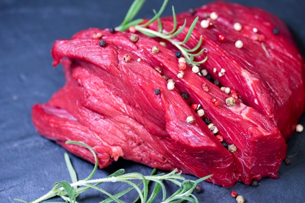beef steak with herbs close up - Консервированная тушёная говядина