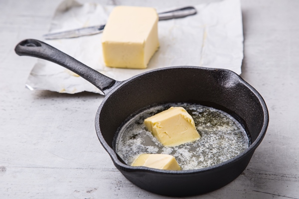 butter pieces of butter in the hot pan top view - Мясной пасхальный стол: кролик, тушённый в сметане