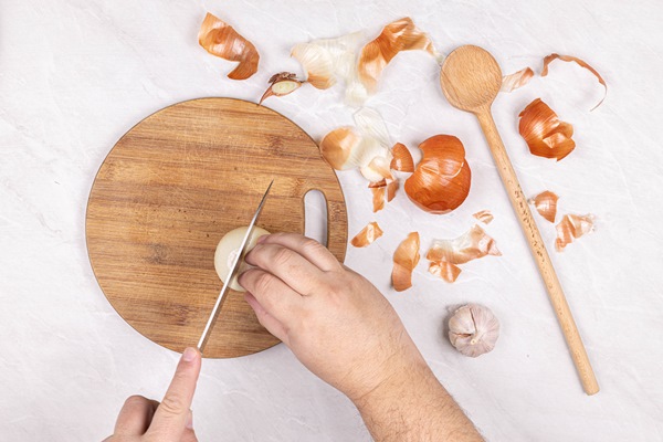 cleaning and cutting onions with knife in the hand 1 - Постные драники с гречневой крупой