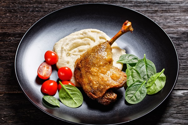 duck confit with parsnip puree and orange sauce cherry tomatoes fresh spinach 2 - Утиное конфи