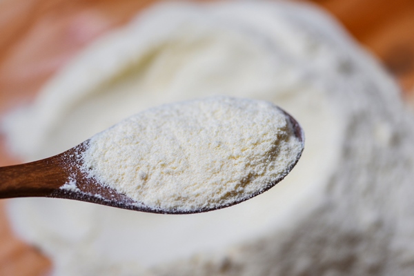 milk powder on a wooden spoon - Консервирование пищевых продуктов