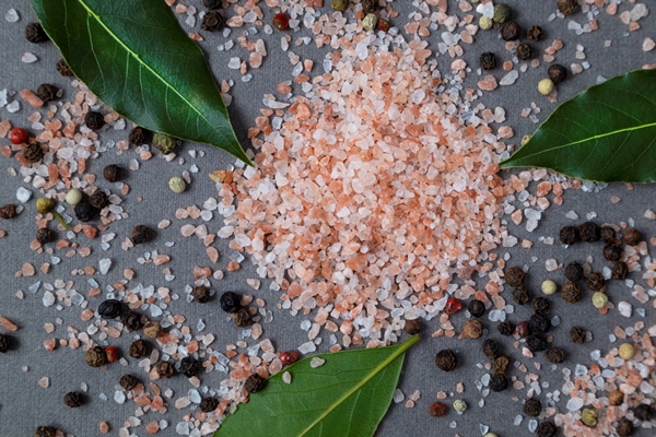 pink himalayan spices and bay leaf on a dark background layout - Консервированная тушёная говядина
