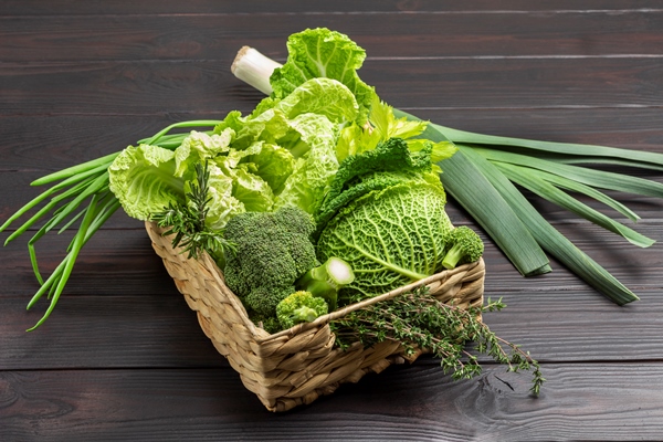 set of vegetables broccoli chinese cabbage and savoy cabbage in wicker basket leek on table top view wooden background - Постные голубцы с картофельным пюре