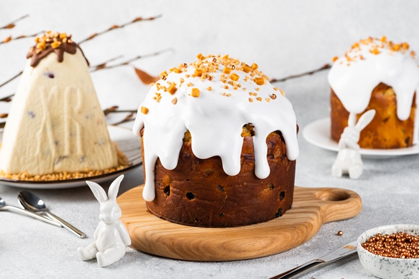 traditional ukrainian easter cake with marshmallow glaze cottage cheese paskha easter table with traditional dessert easter bunny - О творожной пасхе