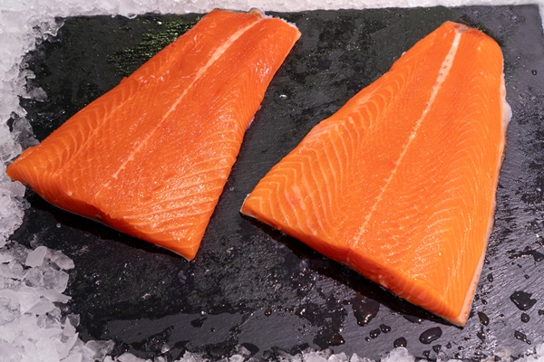 two slices of fresh chilled salmon - Консервирование пищевых продуктов