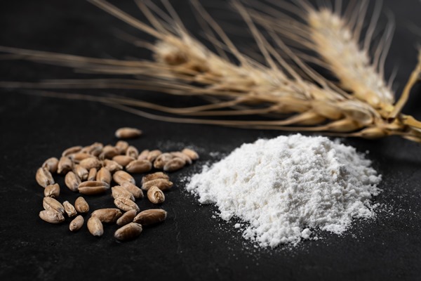 a handful of wheat flour and wheat grains close up - Оладьи из картофельных очистков