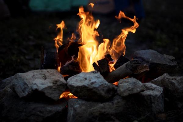 beautiful fire pit near winter camping ground - Организация трапезы в походе: хранение продуктов, походная кухня, утварь, меню