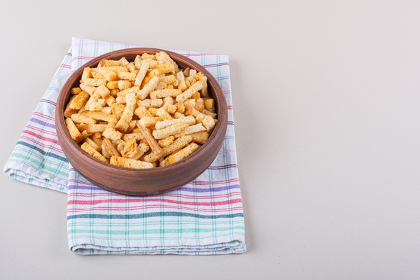 bowl of tasty crispy crackers with tablecloth on marble background high quality photo - Тюря на воде с уксусом