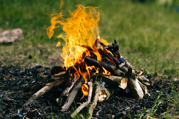 burning firewood in outdoor summer camp - Картофель на углях с салом