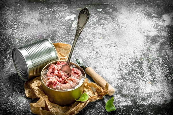 canned meat in a tin can on a rustic background - Щи солдатские