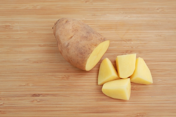 chopped potatoes on wood board - Фронтовой кулеш