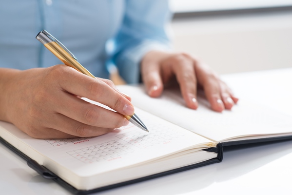 closeup of woman using diary and scheduling - Питание в походе