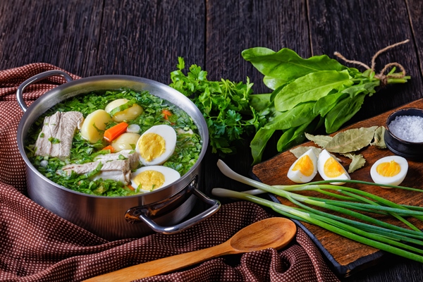 collard greens classic sorrel soup of fresh sorrel green onion with pork ribs young potato carrot and boiled eggs served in a stock pot on a wooden table with ingredients close up - Использование в пищу огородной и дикорастущей зелени