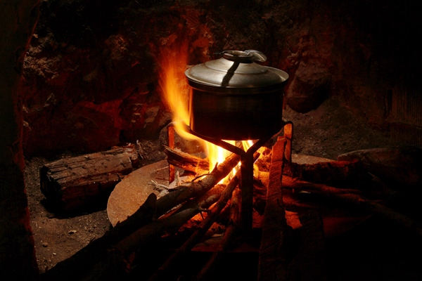 cooking by wood fire - Военно-полевая кухня