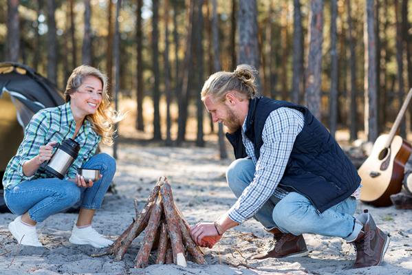 couple making a campfire - Организация трапезы в походе: хранение продуктов, походная кухня, утварь, меню