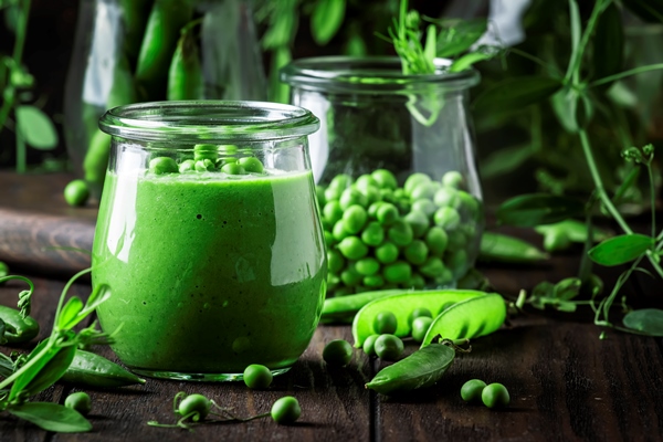 cream soup from green peas in glass jar on brown wooden kitchen table background vegan food concept copy space selective focus - Использование в пищу огородной и дикорастущей зелени