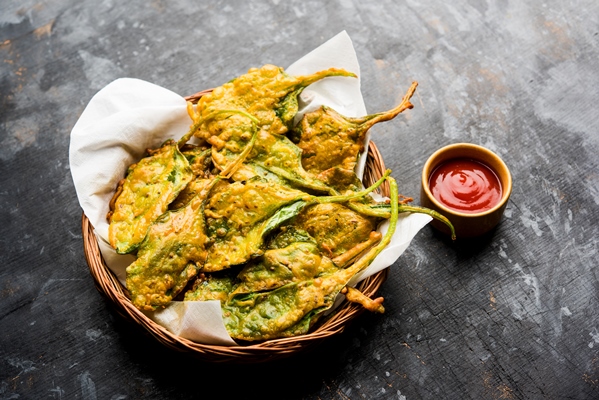 crispy palak or spinach leaves fritter also known as pakoda or pakoda bhaji a or bajji - Молодые побеги кипрея (иван-чая)