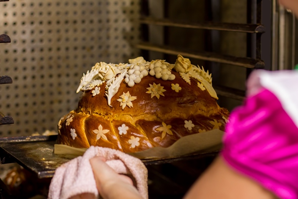 decorated bread on oven tray baked product of brown color wedding bread is ready tasty dish for ceremony - Свадебный каравай