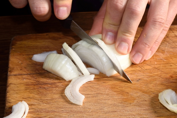 detail of a chef chopping onions - Гречневая каша с тушёнкой