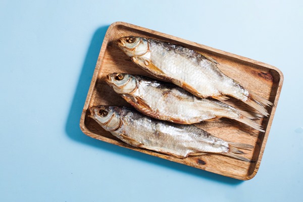 dried salted fish on a wooden tray - Вобла на пару