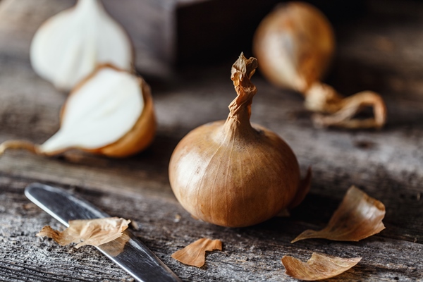 fresh onions on rustic wooden table - Крошенка фронтовая