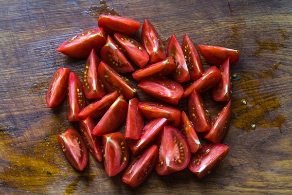 fresh tomatoes in a plate on a dark background harvesting tomatoes top view - Борщ "Туристический" с грибами и тушёнкой