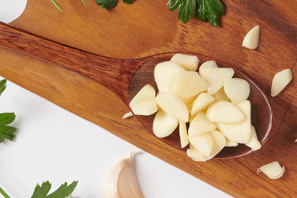garlic with rosemary parsley and peppercorn on a wooden board isolated on white surface top view flat lay freshly picked from home growth organic garden food concept - Картошка с тушёнкой из полуфабриката
