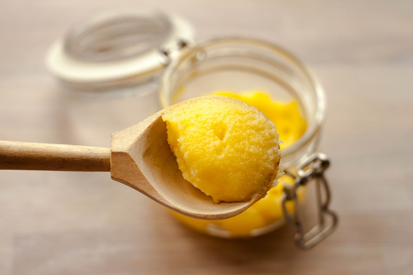 ghee clarified butter yellow in glass jar with wooden spoon - Походный лагман из сушёных продуктов