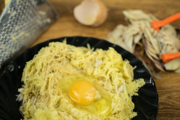grated potatoes on a grater with a chicken egg - Как перестать выбрасывать продукты и сократить расходы