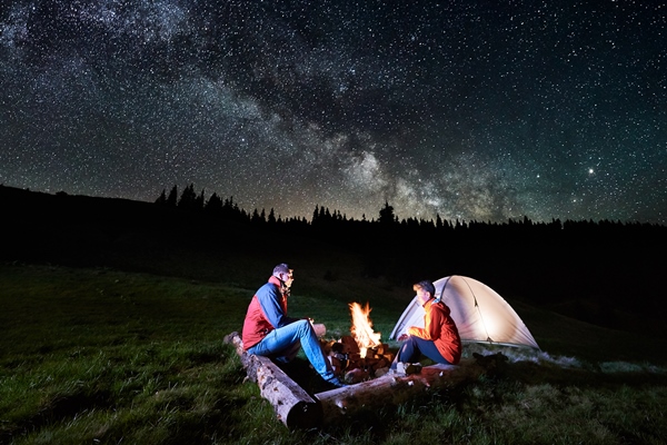 hikers near campfire and tourist tent at night 1 - Организация трапезы в походе: хранение продуктов, походная кухня, утварь, меню