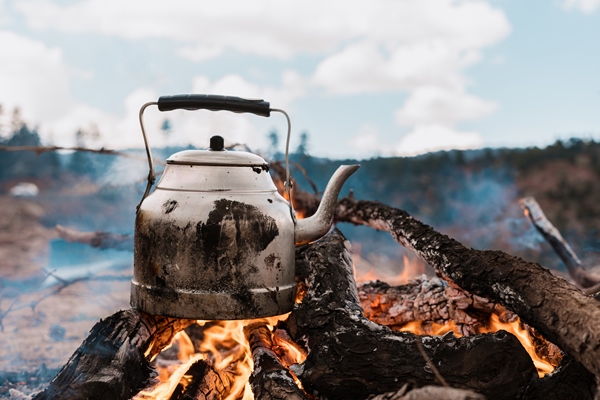 kettle on fire in the mountains wallpaper - Питание в походе