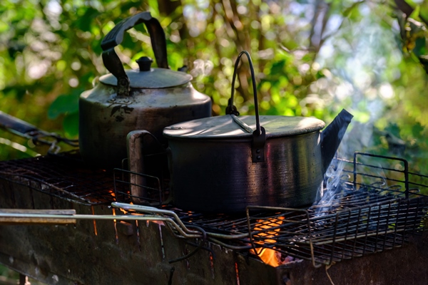 kettle on the fire fire for tea and coffee hot and aromatic coffee with kettle on campfire outdoor background - Вобла на пару
