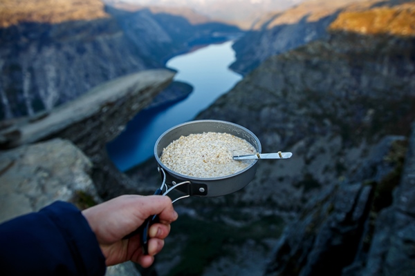 oatmeal in a pan breakfast on trolltunga troll tongue the most famous showplace in norway - Организация трапезы в походе: хранение продуктов, походная кухня, утварь, меню