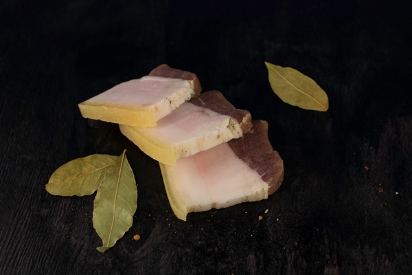 pieces of delicious salted pork fat with a layer of meat and bay leaf - Гречневая каша с тушёнкой