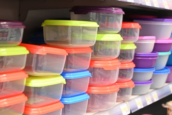 plastic food containers on the shelf in the store - Организация трапезы в походе: хранение продуктов, походная кухня, утварь, меню