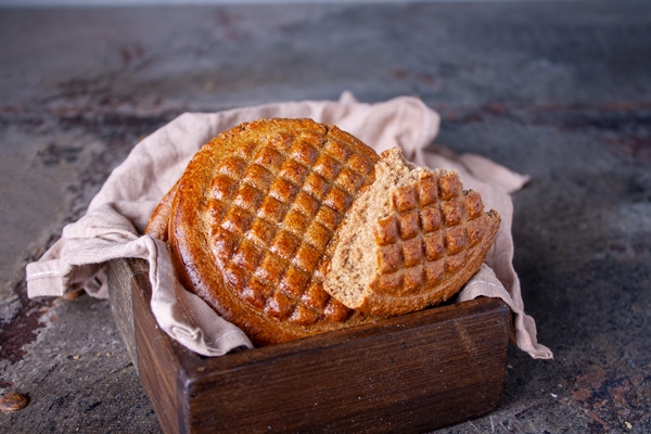 rye flour cakes lie on a linen napkin in a wooden - Мука (крупа) из жёлудей