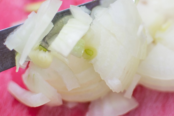 slicing onions on a red surface - Тюря острая