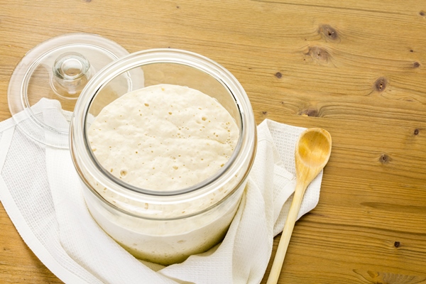 sourdough starter in large glass jar on the table - Просфорное тесто на закваске, старинный рецепт