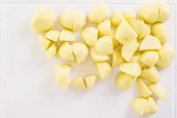 step by step slicing yukon gold potatoes for classic mashed potatoes - Борщ "Туристический" с грибами и тушёнкой