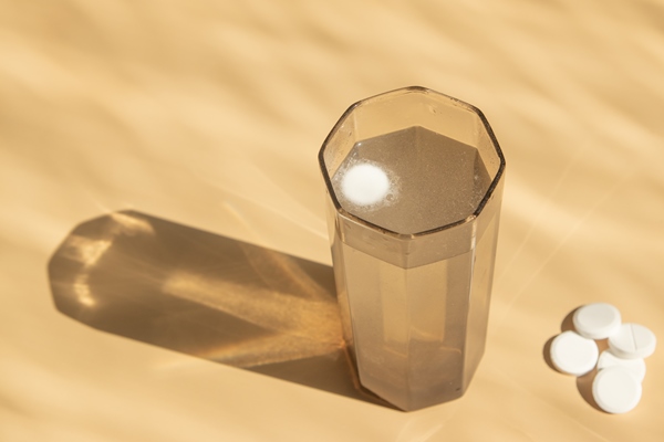 the effervescent tablet dissolves in a glass of water - Питание в походе