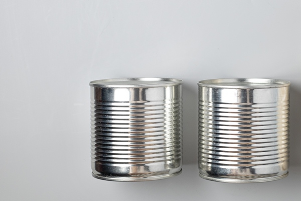 the grocery set lies neatly on a light background - Организация трапезы в походе: хранение продуктов, походная кухня, утварь, меню