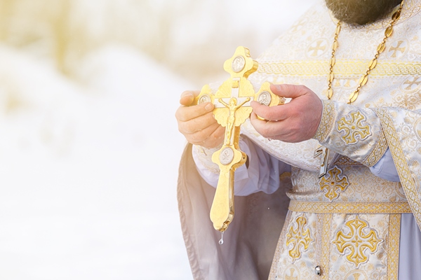 the hands of a priest dip an orthodox gold cross into the river feast of the epiphany of russia - Просфора (рецепт № 2)