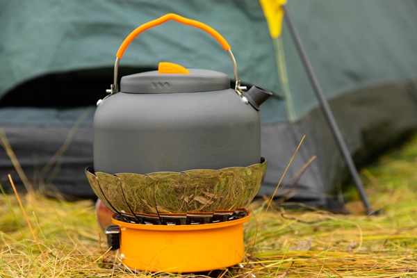 tourist kettle on a gas burner cooking in field conditions using a tourist gas burner - Организация трапезы в походе: хранение продуктов, походная кухня, утварь, меню